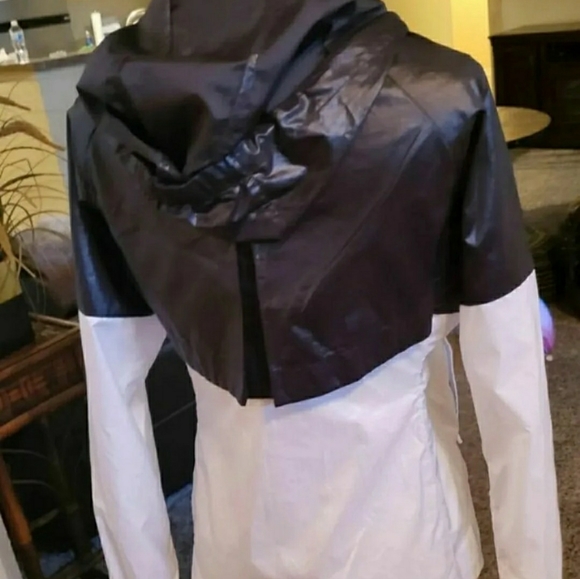 Nike - Picture 2 of 3